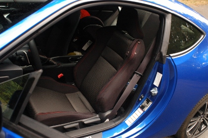 Subaru BRZ, Sitze, vorne sitzen
