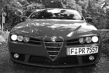Alfa Romeo Brera Diesel Test: Frontpartie, Front, sechs Scheinwerfer, Grill, Kühlregrill, Scudetto,, Nummernschild, Nebelleuchten