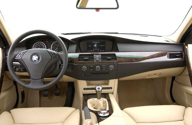 BMW 530d / 530i: Cockpit, Lenkrad, Schalthebel, Armaturenbrett, Schalter
