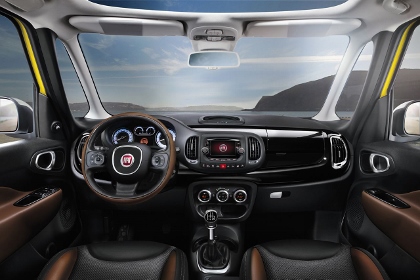 Fiat 500L Trekking: Cockpit, Lenkrad, Armaturenbrett