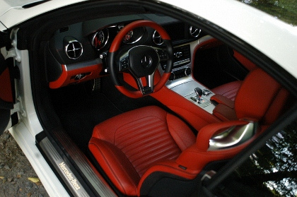 Mercedes SL: Innenraum in Rot