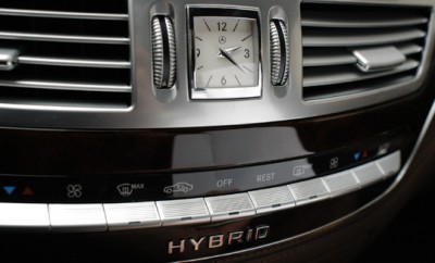 Mercedes S400 Hybrid: Uhr