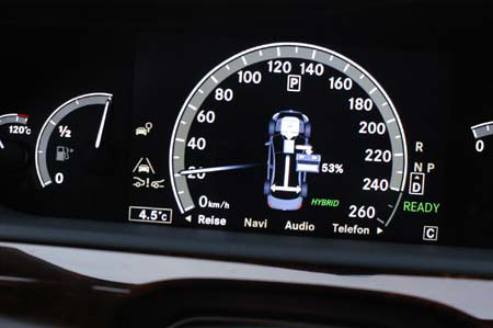 Mercedes S400 Test: Hybridanzeigen