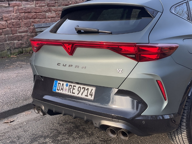Cupra Formentor VZ Extreme Test: imposante Auspuff, zwei Auspuffrohre links, zwei Auspuffrohre rechts. Ein 4er-Auspuff
