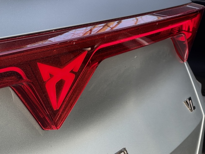Cupra Formentor VZ Extreme Test: heckleuchten mit Markenemblem in der Heckleuchte