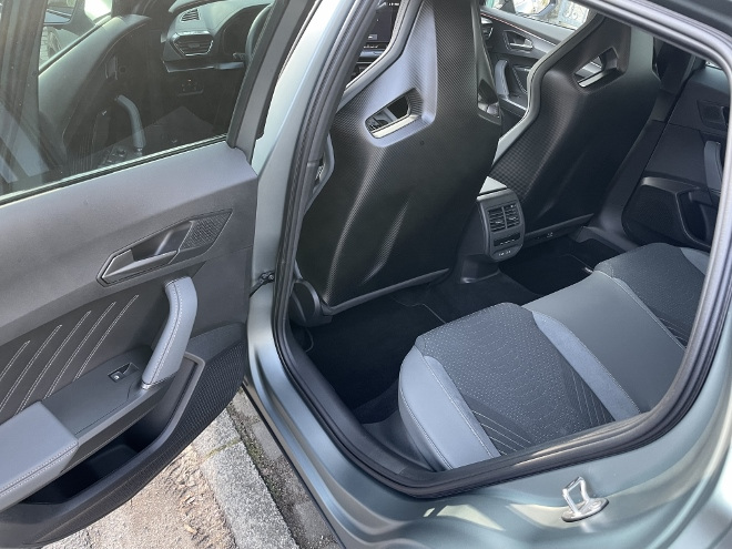 Cupra Formentor VZ Extreme Test: hinten Sitzen auf der Sitzbank. Genug Beinfreiheit.