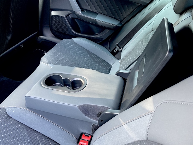 Cupra Formentor VZ Extreme Test: Klappe der durchlade für Lange Gegenstände oder Ski in der Sitzbank und ausklappbare Armlehne mit integriertem Becherhalter