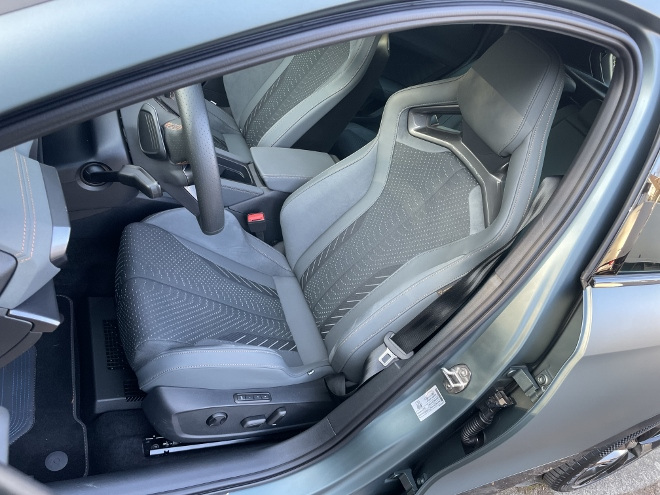 Cupra Formentor VZ Extreme Test: vorne sitzen auf den Vordersitzen. Sportsitze mit integrierter Kopflehne und viel Seitenhalt