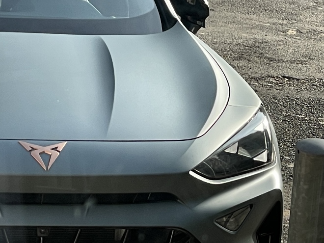 Cupra Formentor VZ Extreme Test: gewölbte Motorhaube und Scheinwerfer, in Mattlack