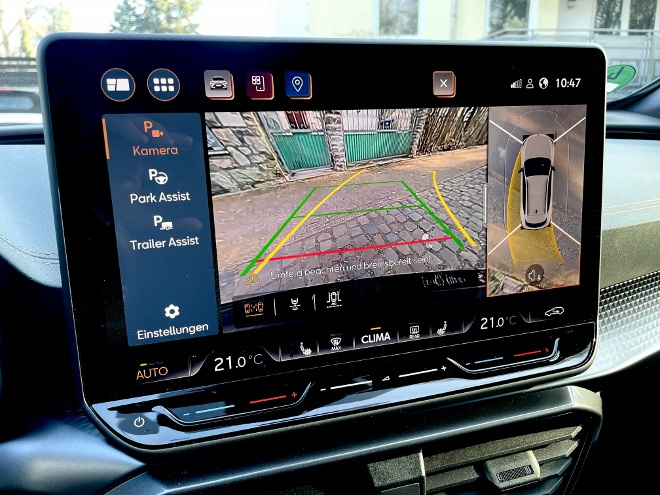 Cupra Formentor VZ Extreme Test: Bild der Rückfahrkamera und des Rundumsichtsystems, 360 Grad Rundumsicht klar und deutlich