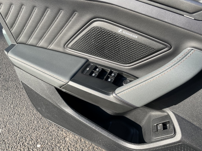 Cupra Formentor VZ Extreme Test: Schalter der Fensterheber, Schalter für das Öffnen der Heckklappe und der Sennheiser Lautsprecher in der Fahrertür