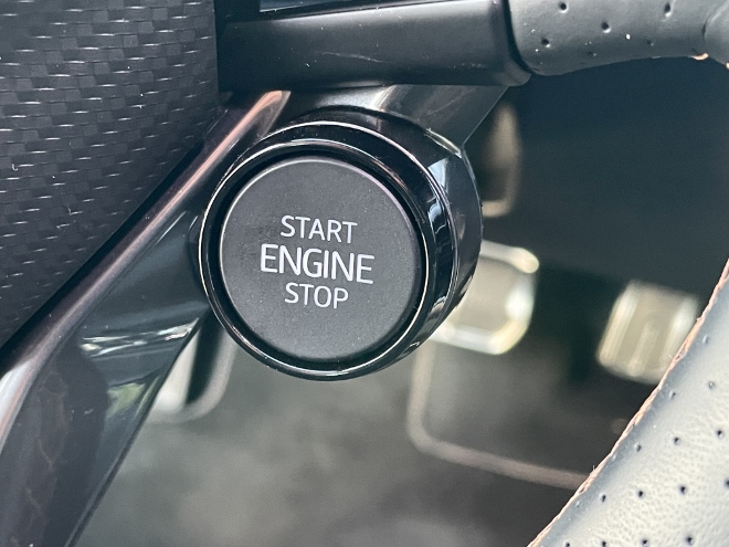 Cupra Formentor VZ Extreme Test: Startschalter am Lenkrad undPedale im Hintergrund