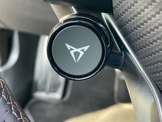 Cupra Formentor VZ Extreme Test: Cupra Schalter am Lenkrad. Damit lassen sich die Fahrprogramme schnell einstellen