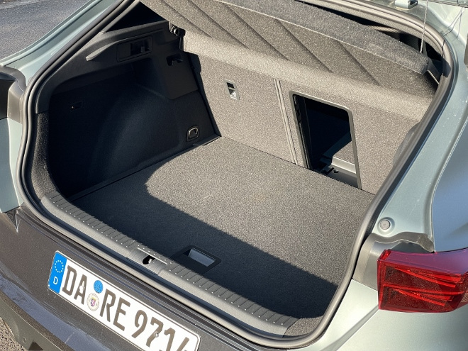 Cupra Formentor VZ Extreme Test: kofferraum, Länge, Tiefe, Breite, mit hoher Ladekante, mit der ich lade in der Mitte der Sitzbank für Ski. Gepäckraumabdeckung
