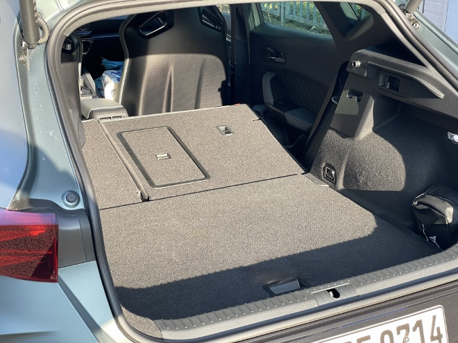 Cupra Formentor VZ Extreme Test: herunter geklappte Sitzbank Lehne, Länge, Tiefe und Breite des Kofferraum. Hohe Ladekante stört manchmal beim einladen