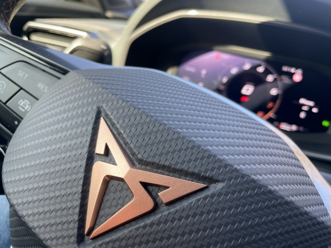 Cupra Formentor VZ Extreme Test: Cupra Lenkrad und Markenemblem