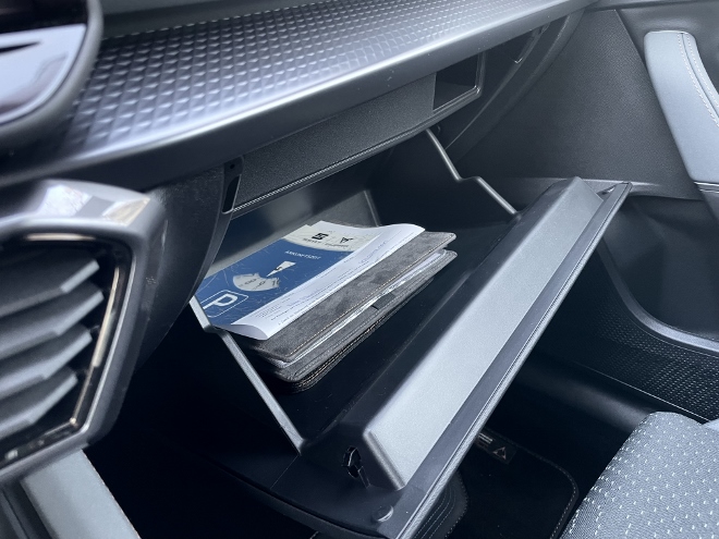 Cupra Formentor VZ Extreme Test: Größe des Handschuhfach