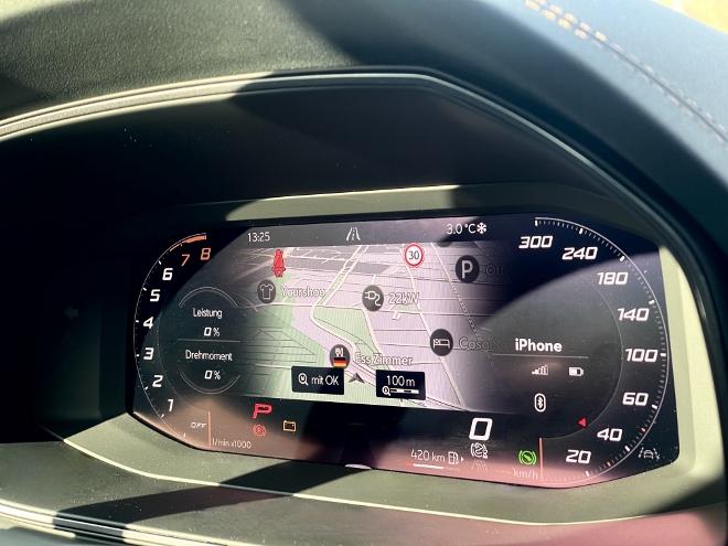 Cupra Formentor VZ Extreme Test: tacho, Drehzahlmesser und Navigationskarte im digitalen Cockpit