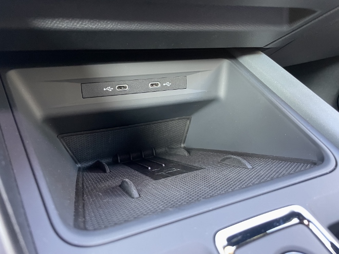 Cupra Formentor VZ Extreme Test: induktive Ladestation für das Smartphone und zwei USB C Anschlüsse vorne zwischen den Vordersitzen
