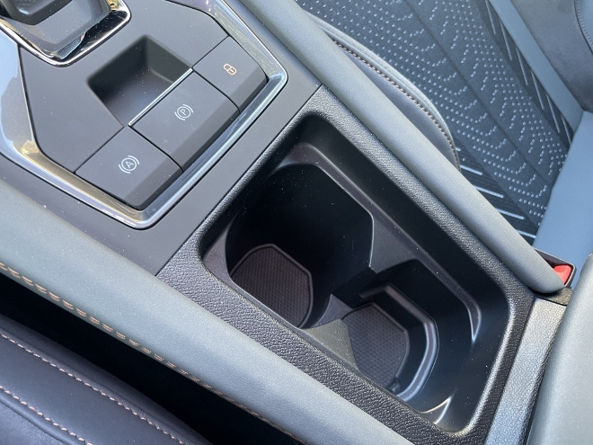 Cupra Formentor VZ Extreme Test: Auto Hold Taste, Tür zu Taste, Taste der Parkbremse und becherhalter zwischen den Vordersitzen