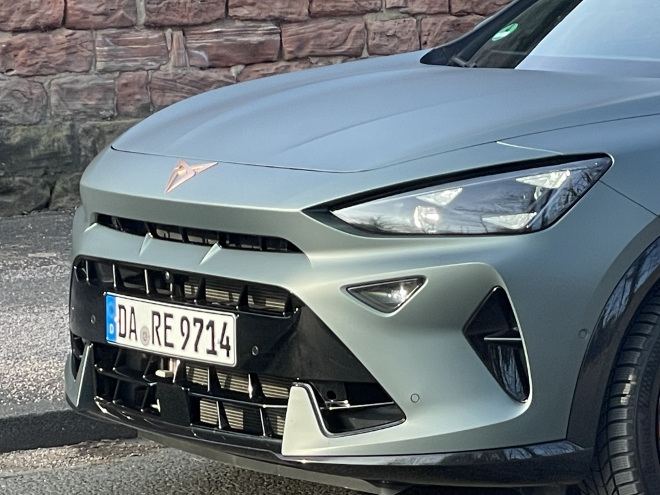 Cupra Formentor VZ Extreme Test: frontpartie mit großem Kühlergrill, Lufteinlässen und Scheinwerfern