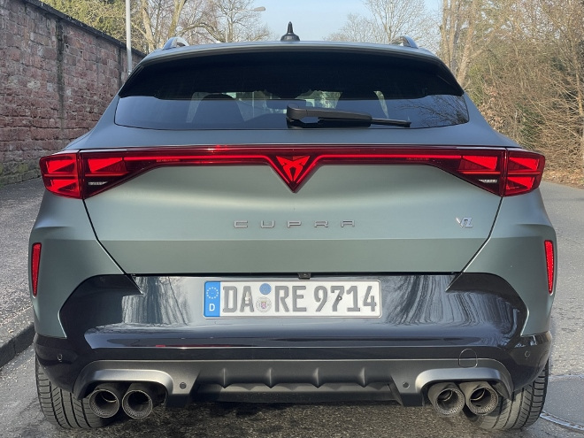 Cupra Formentor VZ Extreme Test: Heck mit Doppelauspuff links und Doppelauspuff rechts. Guter Sound auf Schalter Druck