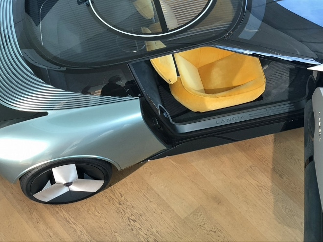 Lancia Pura HPE Concept Car von oben, Dach und Sitze