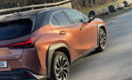 Lexus UX 300h F Sport von der Seite und Felgen