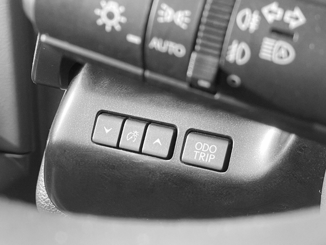 Lexus RX Facelift Tasten wird für den Kilometer Reset links unterhalb des Lenkrad