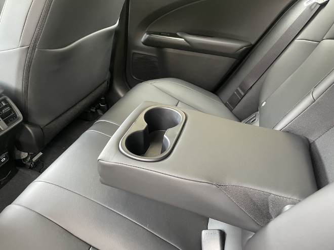 Lexus RX Facelift armlehne, heraus geklappt aus der Lehne der Rücksitzbank