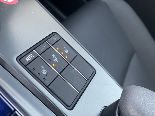 Lexus RX Facelift Schalter der Sitzheizung auf der Mittelkonsole zwischen den Vordersitzen
