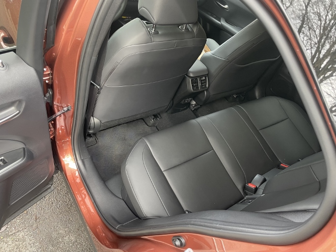 Lexus RX Facelift hinten sitzen auf der Sitzbank