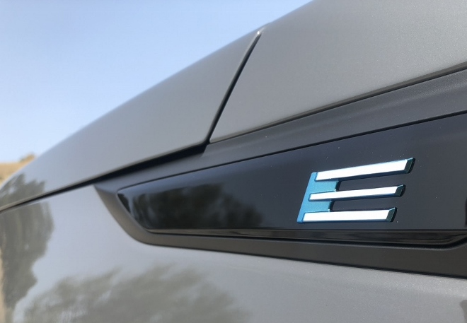 Peugeot E-2008 Facelift im ersten Test: E Zeichen am vorderen Kotflügel