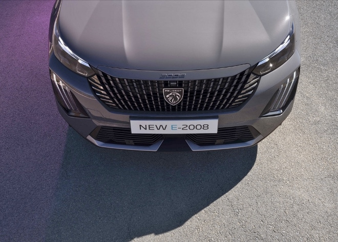 Peugeot E-2008 Facelift im ersten Test: Neue Front und neuer Kühlergrill