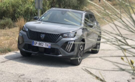 Peugeot E-2008 Facelift im ersten Test, neue Front und Seitenansicht