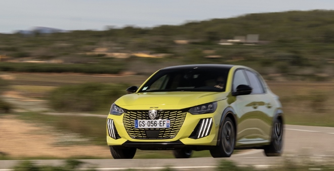 Peugeot E-208 Elektro Facelift Test, Kühlergrill und neuer Scheinwerfer des Facelift