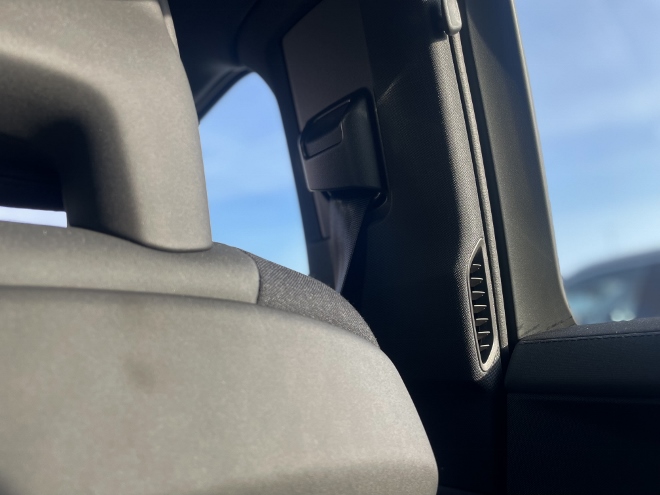 Polestar 3 Long Range Single Motor Test: und Luftaustrittsdüsen hinten in der Dachsäule. Klimatisierung hinten