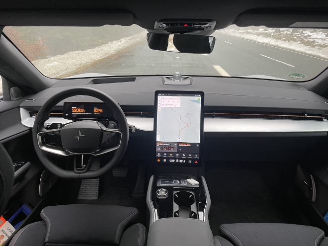 Polestar 3 Long Range Single Motor Test: Cockpit und Amaturenbrett. Kleines Instrumenten Display hinter dem Lenkrad, großer, Hochkant stehender Bildschirm, alles digital
