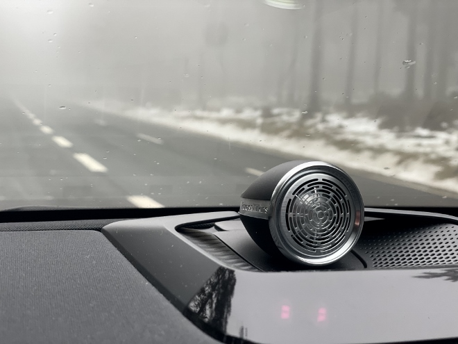 Polestar 3 Long Range Single Motor Test: zentraler Lautsprecher des Bowens Wilkenson Soundsystem zentral auf dem Armaturenbrett