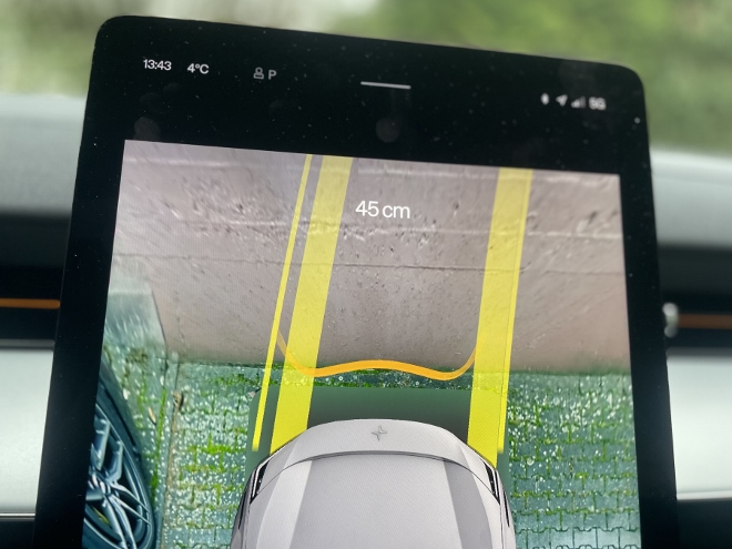 Polestar 3 Long Range Single Motor Test: auf dem Bildschirm wird vom Kamera System nicht nur die 360 Grad Vogelperspektive beim parken angezeigt, sondern auch der Abstand in Zentimetern zum Vordermann oder Hindernis