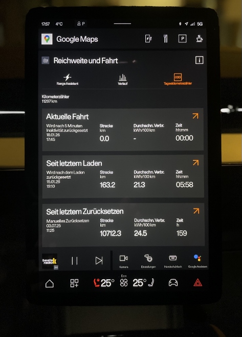 Polestar 3 Long Range Single Motor Test: Anzeige der Reichweite und des Verbrauch auf dem zentralen Touchscreen Bildschirm