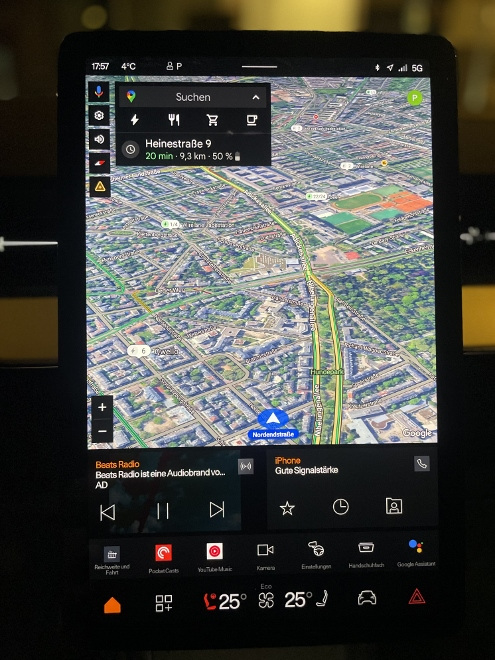 Polestar 3 Long Range Single Motor Test: Google Maps Satelliten Karte auf dem Bildschirm und eingeblendet die letzten Ziele