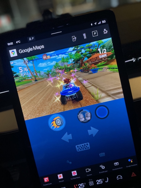 Polestar 3 Long Range Single Motor Test: Spiele spielen auf dem Touchscreen Bildschirm