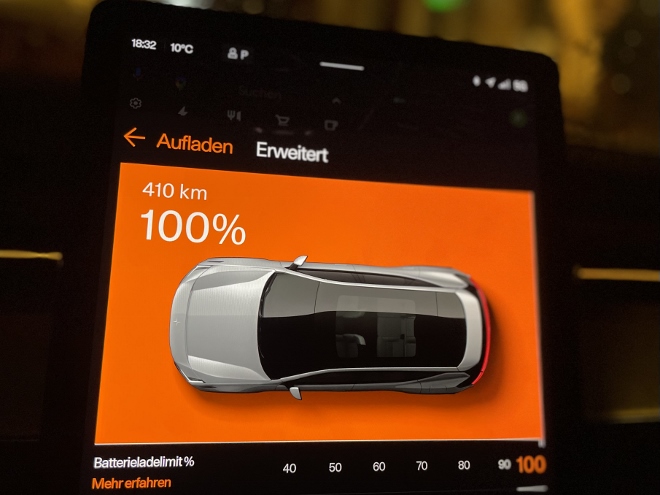 Polestar 3 Long Range Single Motor Test: Anzeige des Ladestands und der Reichweite auf dem Touchscreen Bildschirm