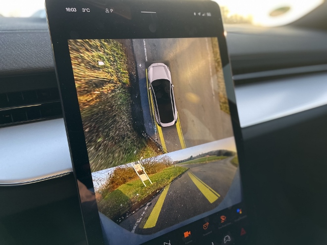 Polestar 3 Long Range Single Motor Test: Bild der Kameras auf dem Bildschirm, gesplittetes Bild oben und unten. Aus der Vogelperspektive und Front oder Heck Kamera