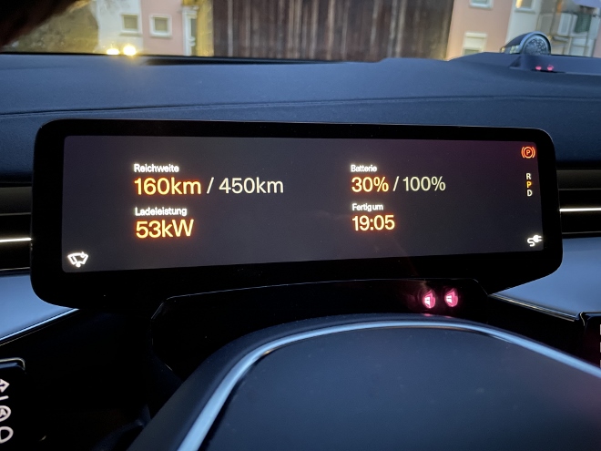 Polestar 3 Long Range Single Motor Test: schmales und kleines Cockpitdisplay. Anzeige von Reichweite, Ladeleistung, Batterie in Prozent und Zeitpunkt des Ladeende