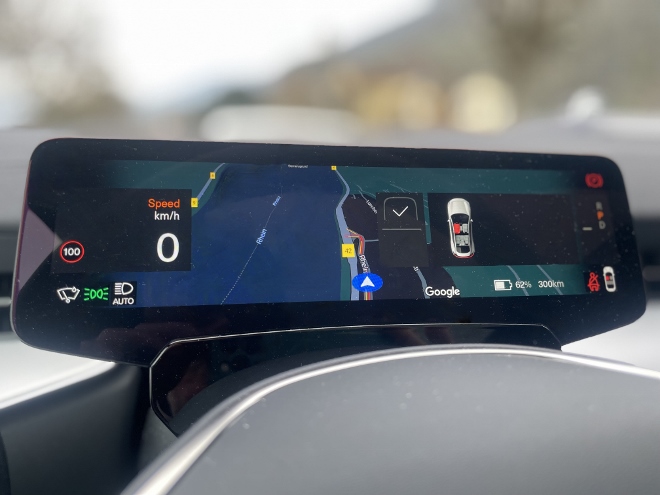 Polestar 3 Long Range Single Motor Test: Anzeige der Navigationskarte auf dem kleinen Instrumenten Display hinter dem Lenkrad