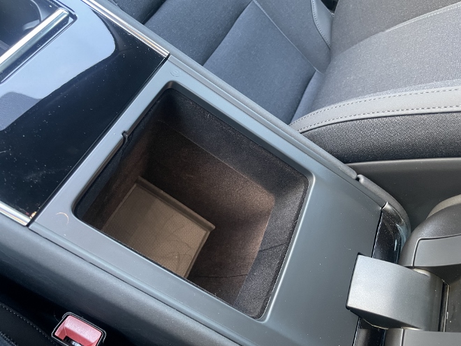 Polestar 3 Long Range Single Motor Test: tiefes Fach zwischen den Vordersitzen