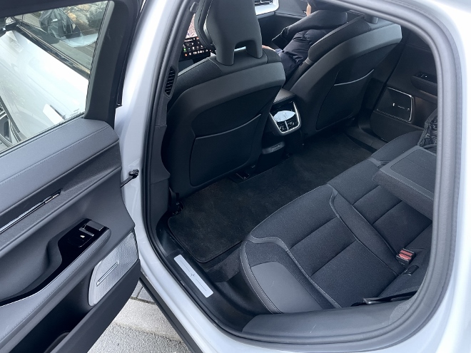 Polestar 3 Long Range Single Motor Test: unten sitzen auf der Sitzbank. Breite Armlehne, viel Beinfreiheit.