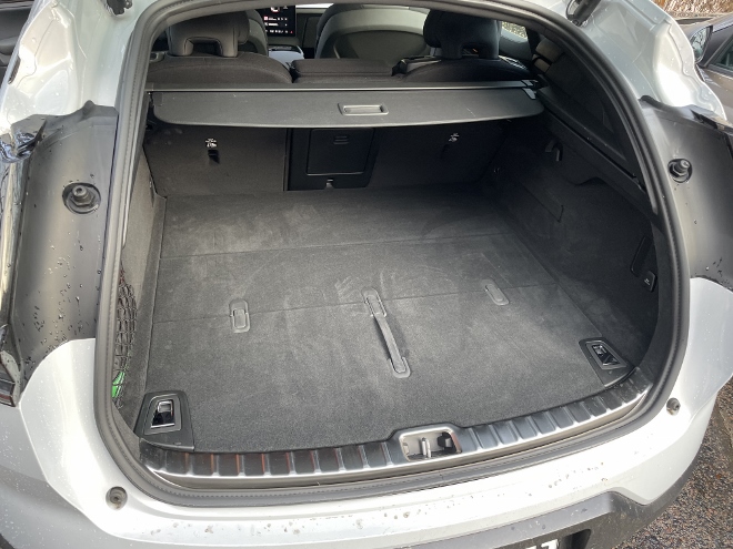 Polestar 3 Long Range Single Motor Test: Kofferraum und Gepäck Raum. Lade Kante, Tiefe und Länge, Breite und Höhe. Gepäckabdeckung